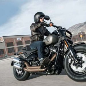 Mengendarai Motor Harley Davidson