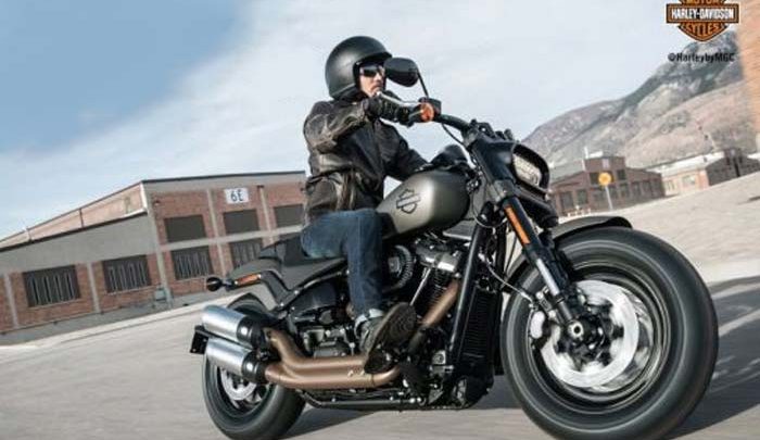 Mengendarai Motor Harley Davidson