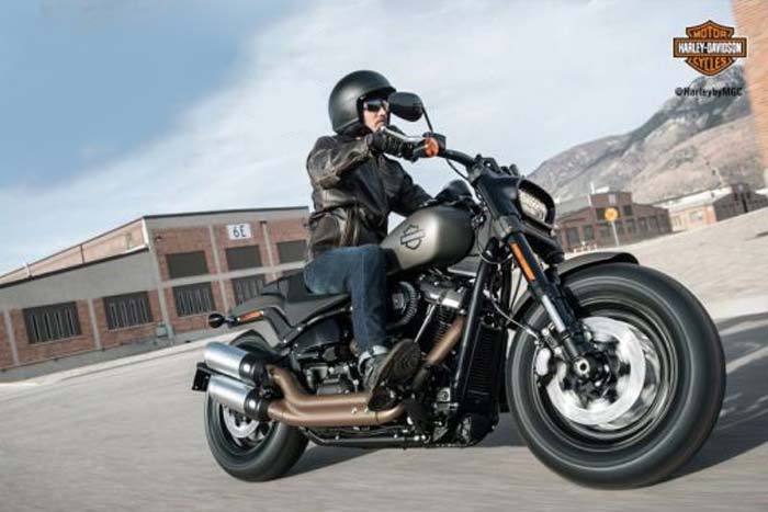 Mengendarai Motor Harley Davidson