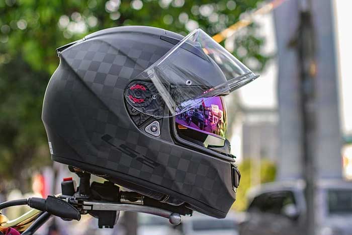 Memilih dan Merawat Helm