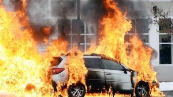 Mobil terbakar