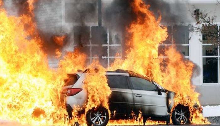 Mobil terbakar