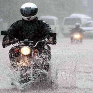 Sepeda Motor di Musim Hujan