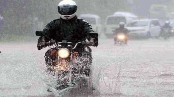Sepeda Motor di Musim Hujan