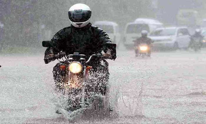 Sepeda Motor di Musim Hujan